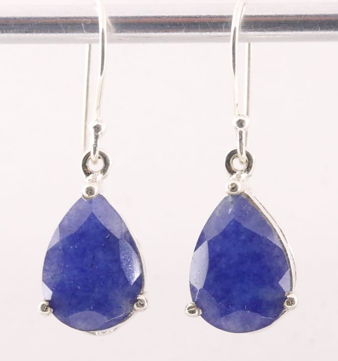 Zilveren oorbellen met blauwe saffier