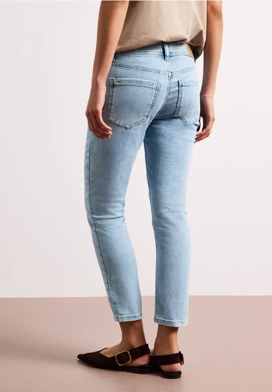 7/8 Mid Waist Slim Legs jeans in Slim Fit