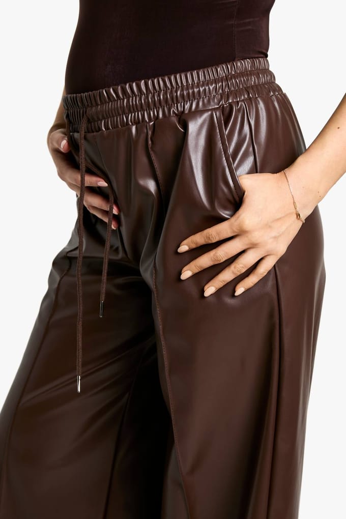 boohoo Dames Zwangerschapsjogger met elastische taille en wijde pijpen van PU | Chocolate | Maat: 8