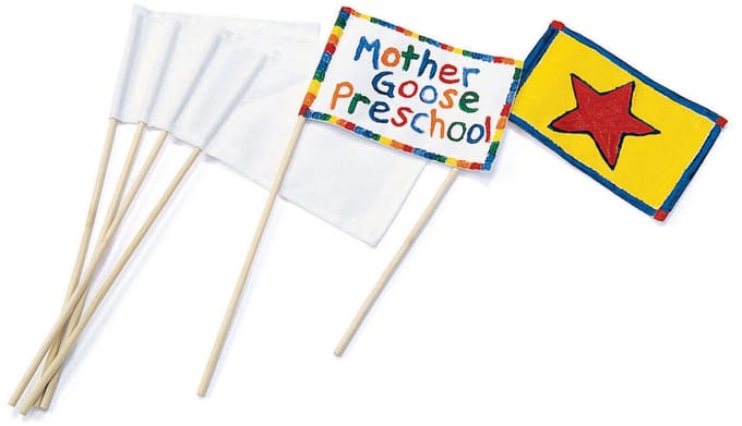 Colorations canvas vlaggen wit - creatieve knutselset met stok, 12 stuks.