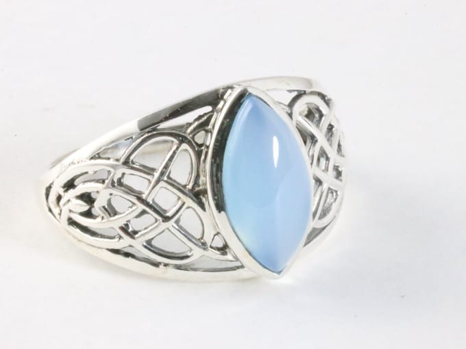 Opengewerkte zilveren ring met blauwe chalcedoon - maat 18