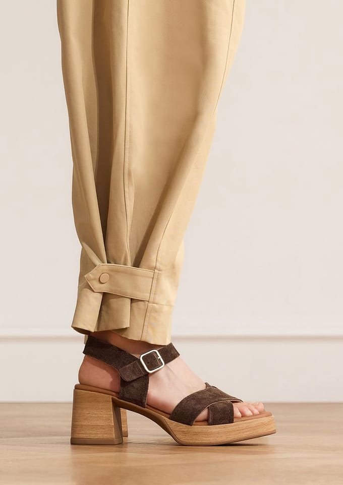 Manfield - Dames - Bruine suède sandalen met blokhak - Maat 39