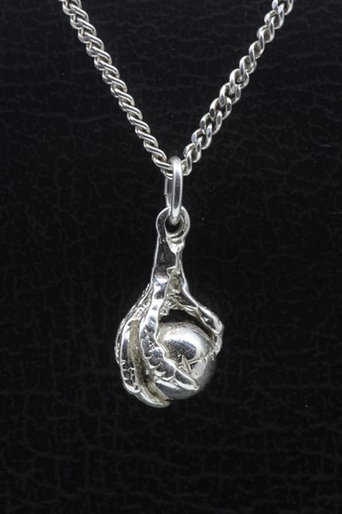 Zilveren Klauw met kaatsbal klein ketting hanger