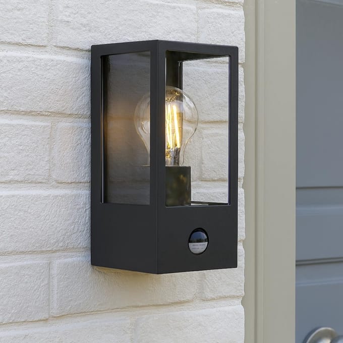 Zwarte Buitenwandlamp met PIR Bewegingsmelder - Weerbestendig IP44 - E27 Fitting
