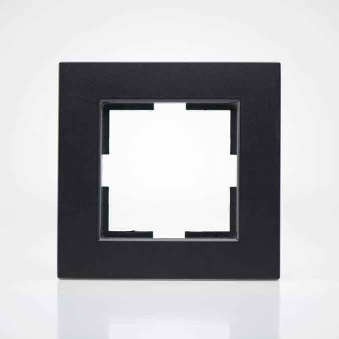 Plaque de finition plastique noir 1 poste 81x83x10mm noir
