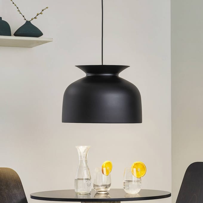 GUBI Round Hanglamp Houtskool Zwart Groot
