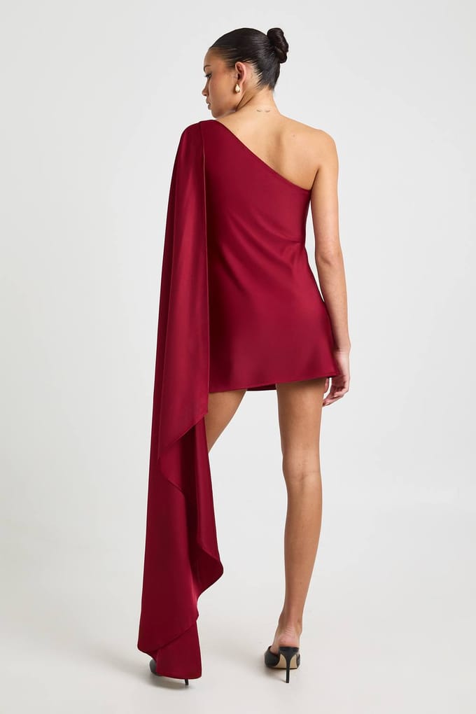 boohoo Dames Satijnen One Shoulder Jurk Met Cape Mouw | Wijn | Maat: 36