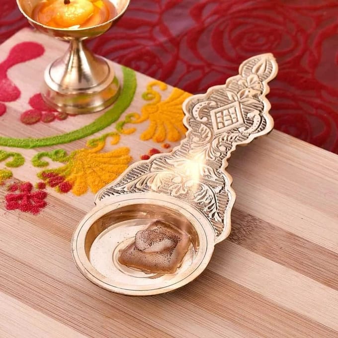 Kapur Brander - Kamfer Brander Puja - Devotionele Sfeer Creëren - Hoogwaardige Afwerking - 20 x 6 x 22 cm