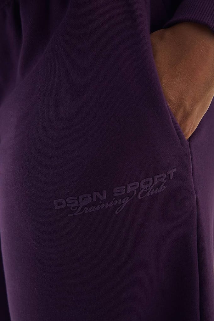 Dames DSGN Studio Sport Training Club Rechte Pijp Jogger | Blackcurrant | Maat: 3XL
