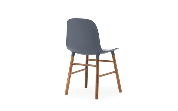 Normann Copenhagen - Form stoel met houten frame - notenhout - blauw
