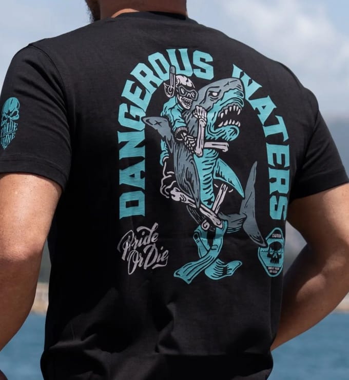 PRIDE or DiE DANGEROUS WATERS T-Shirt Katoen Zwart - L