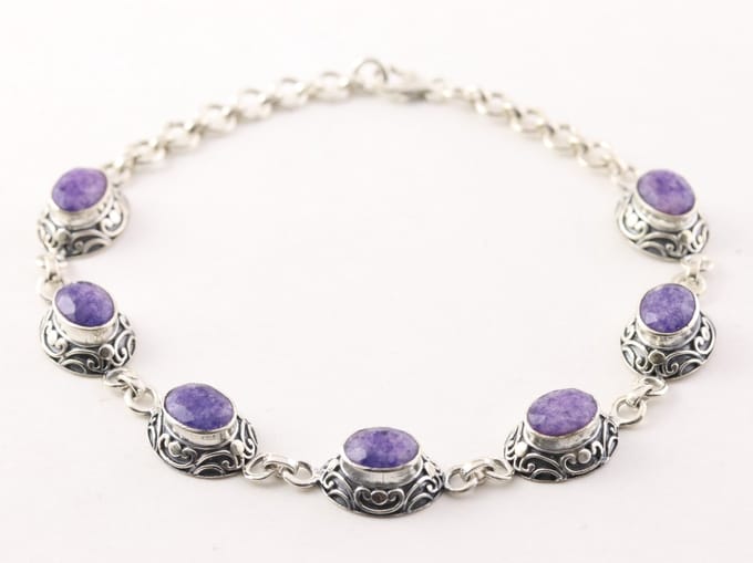 Bewerkte zilveren armband met blauwe saffier