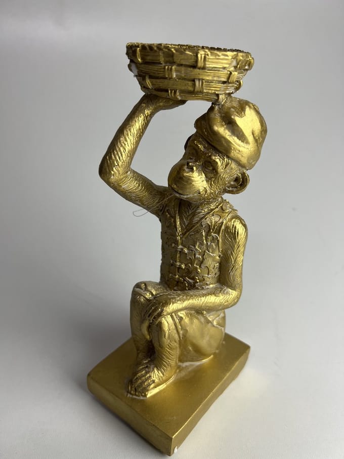 Gouden aap met schaal in Oosterse look
