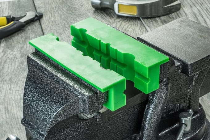 Kunstof bankschroef bekken magnetisch 100 mm