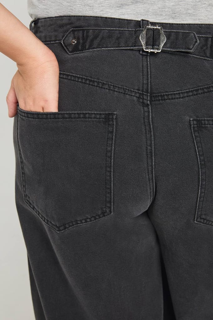 boohoo Dames Plus Jeans Met Getailleerde Taille En Verstelbare Pasvorm | Washed Black | Maat: 44