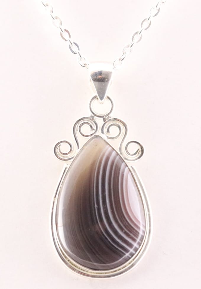 Zilveren hanger met Botswana agaat aan ketting