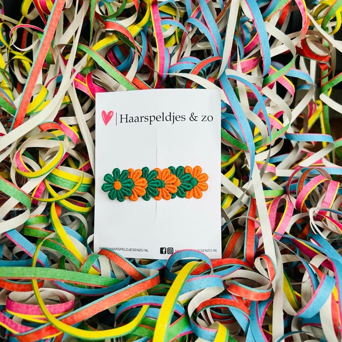 Groen/oranje madeliefjes op alligatorclip - carnaval (klein) - haaraccessoires