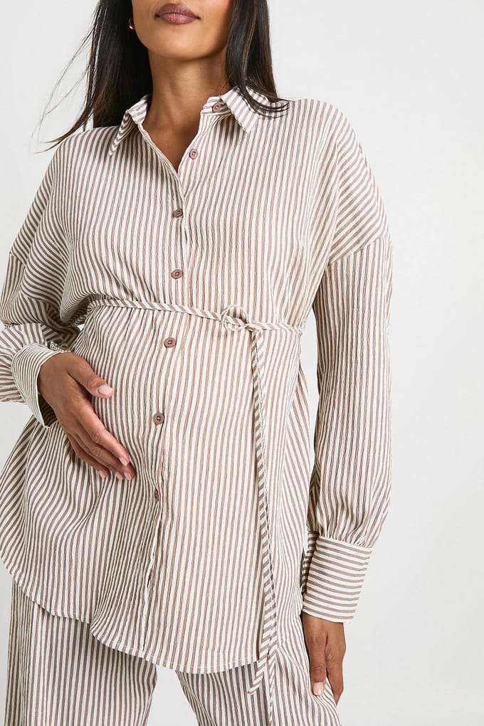 boohoo Dames Gestreept zwangerschapshemd met strik in de taille | Mocha | Maat: 8
