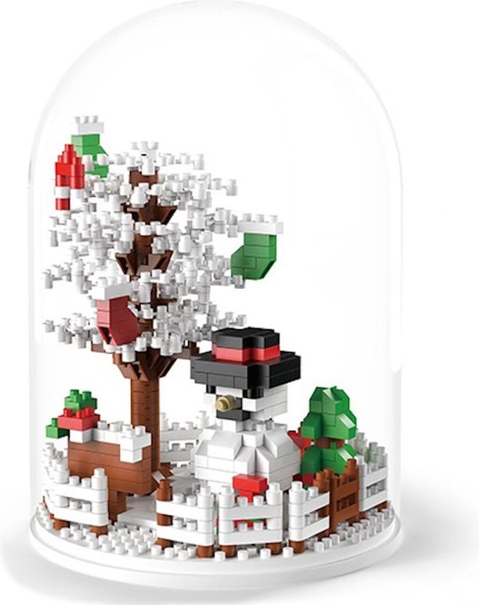 Micro brickset sneeuwpop met boom in stolp - 17 cm hoog