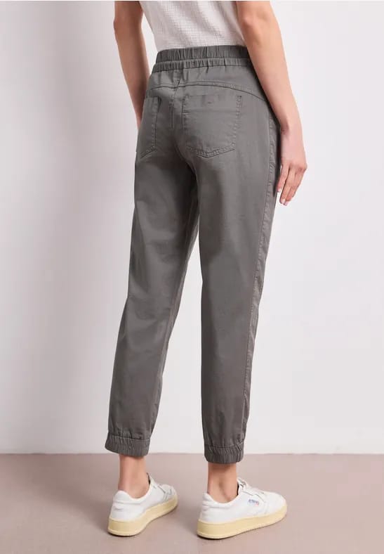 Slim legs broek in lichtgewicht kwaliteit