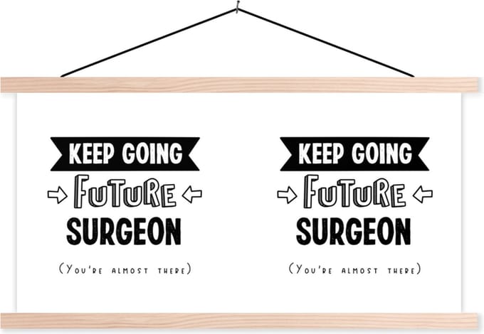 Posterhanger incl. Poster 60x30 cm - Schoolplaat - Chirurg - Dokter - Quotes - Studeren - Textielposter - Blanke latten