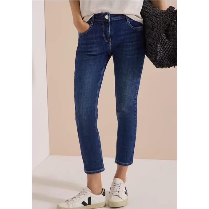 7/8 Mid Waist Slim Leg jeans in casual fit