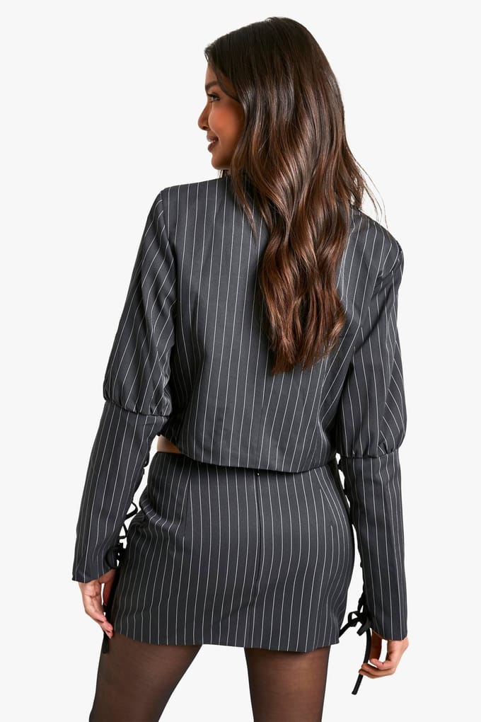 boohoo Dames Pinstripe Lace Up Sleeve Cropped Blazer | Houtskool | Maat: 42