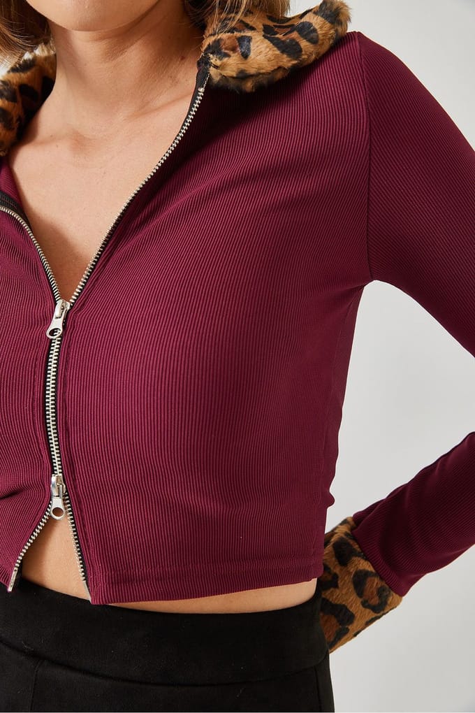 Getailleerde Korte Hoodie Jas met Neppelsen en Luipaardprint