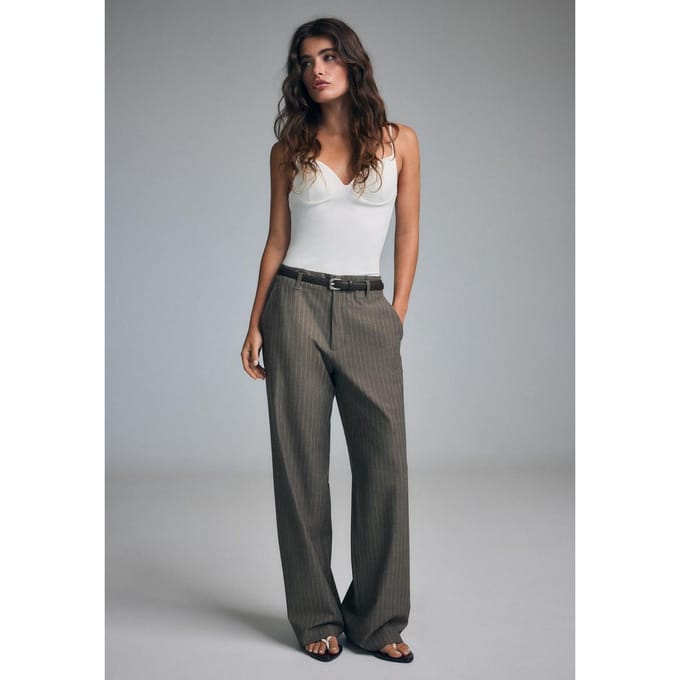 Stradivarius Soepelvallende rechte pantalon met riem  0-458 40