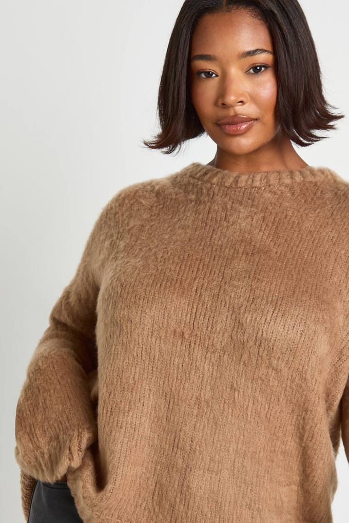 boohoo Dames Plus Fluffy ronde hals oversized trui | Taupe | Maat: 28