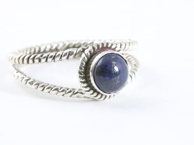 Opengewerkte zilveren ring met lapis lazuli - maat 21
