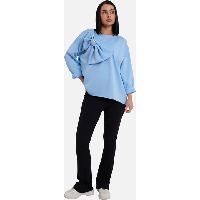 Blauwe oversized trui met contrasterende strik aan de zijkant