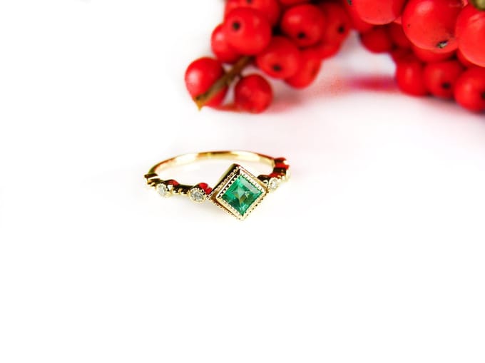 ring in geel goud gezet met smaragd en diamant