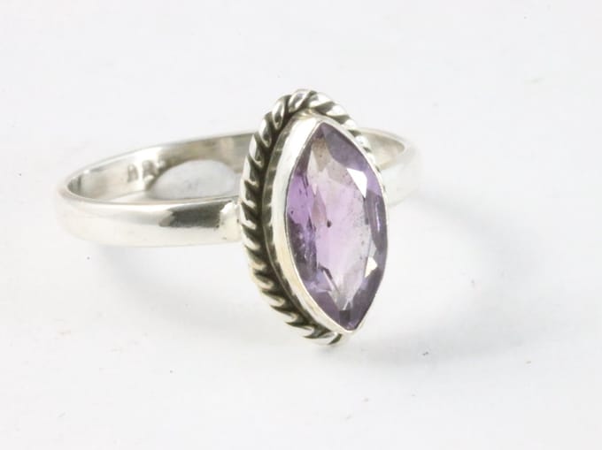 Fijne bewerkte zilveren ring met amethist - maat 18
