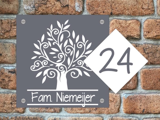 Naambordje / huisnummer voordeur boom 2 met nummer grijs