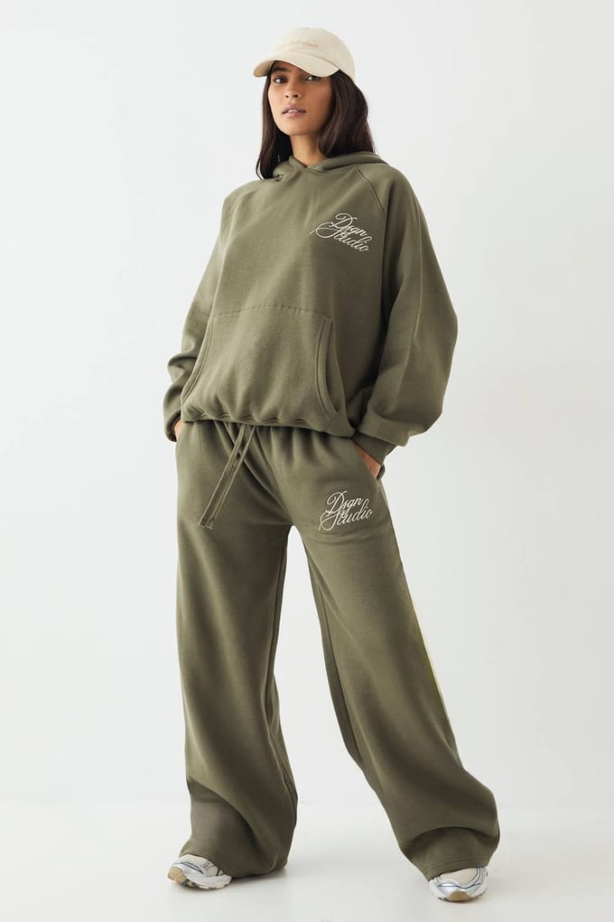 Dames DSGN Studio Script Oversized Hoodie | Olijf | Maat: 3XL