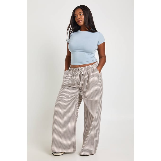 boohoo Dames Plus Geweven Gestreepte Broek met Elastische Taille en Wijde Pijpen | Chocoladebruin | Maat: 48