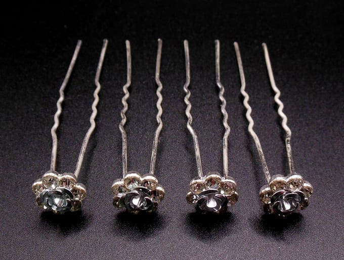 Haarpinnen roosje met 7 strass punten rondom