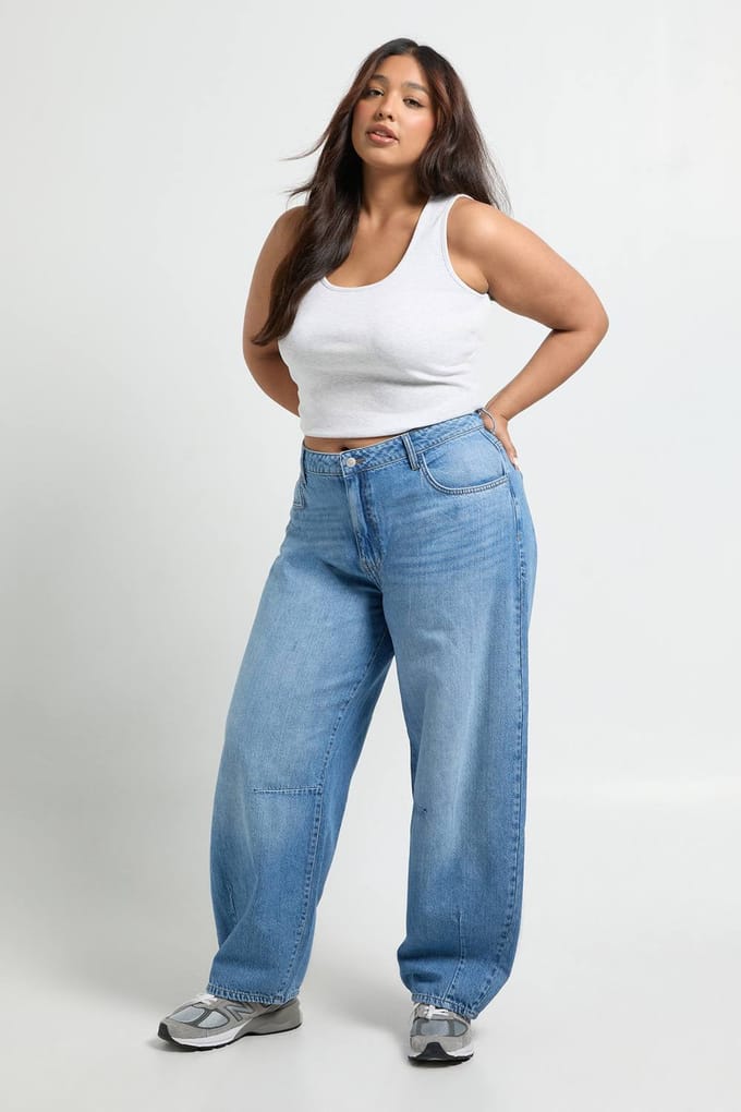 boohoo Dames Plus Barrel Fit Jeans | Mid Wash | Maat: 16/32L