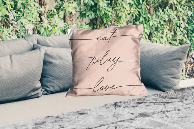 Sierkussen Buiten - Tekst - Quotes - Eat play love - Eten - 60x60 cm - Weerbestendig