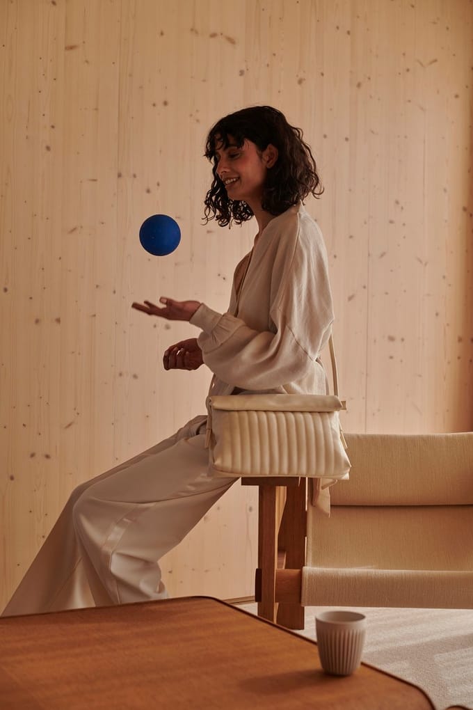 Monk and Anna - Kitarō Schoudertas Dames • Milk - Rolled up 30 x 6 x 19,3 cm