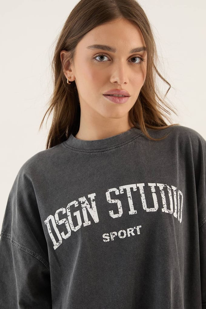 Dames Dsgn Studio Collegiate Bedrukt Oversized T-shirt | Charcoal | Maat: Small