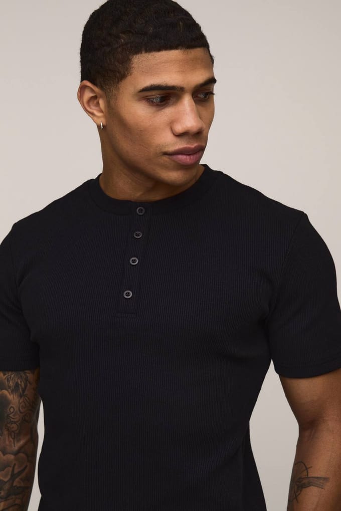 Muscle Fit Geribbeld Henley Hals Korte Mouw T-Shirt | Black | Size Medium