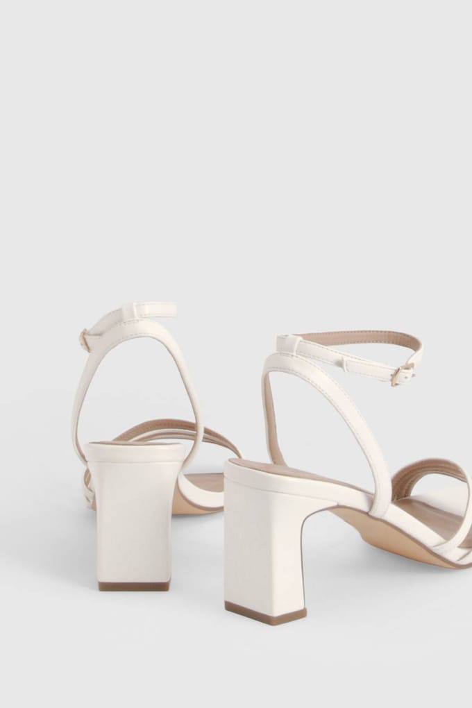 boohoo Dames Lage Blokhak Asymmetrische Bandjes Hakken | Wit | Maat: 37