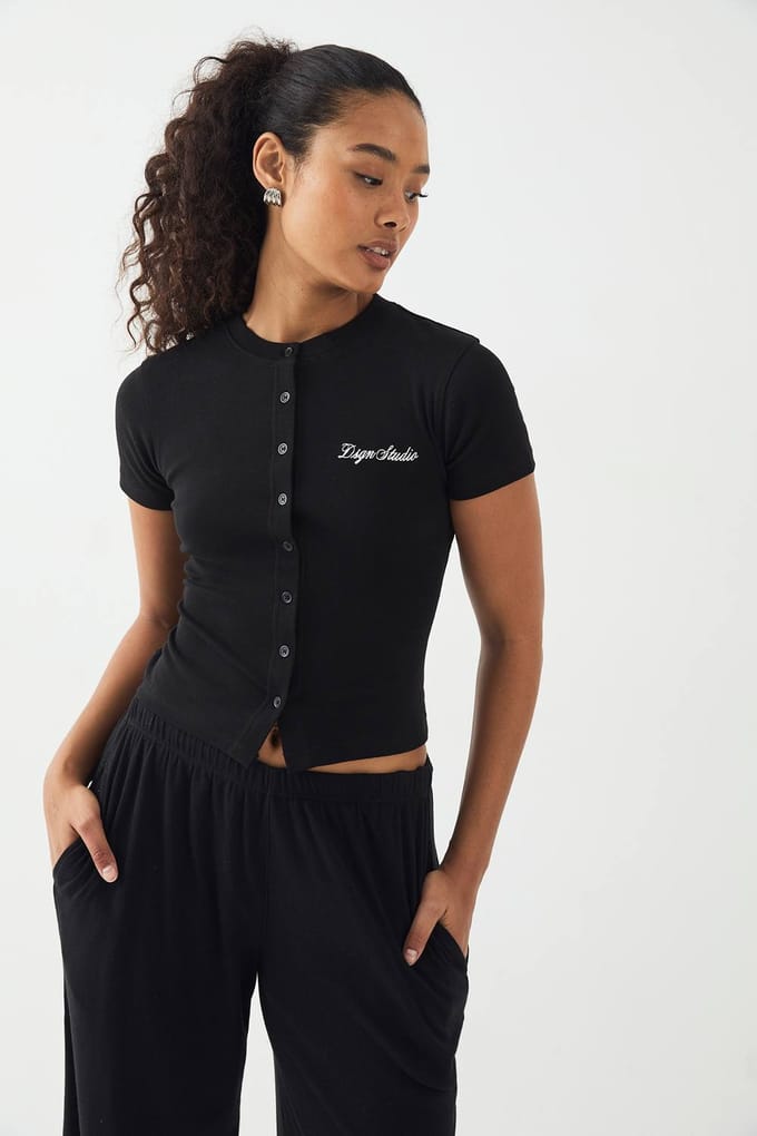 Dames DSGN Studio Script Borduurwerk Geribbeld Doorknoop Korte Mouw Top | Black | Maat: 2XL