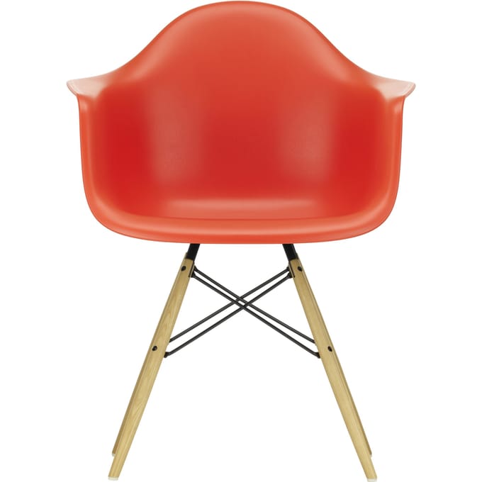 Vitra - DAW Eames Plastic Armchair - poppy red RE - honingkleurig essenhout - rood