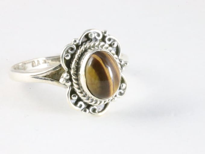 Fijne bewerkte zilveren ring met tijgeroog - maat 19