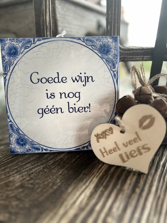 Creaties van Hier - Tegeltje Wijn met houten hartje - 15 cm – Keramiek