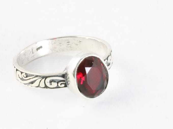Fijne bewerkte zilveren ring met granaat - maat 15.5