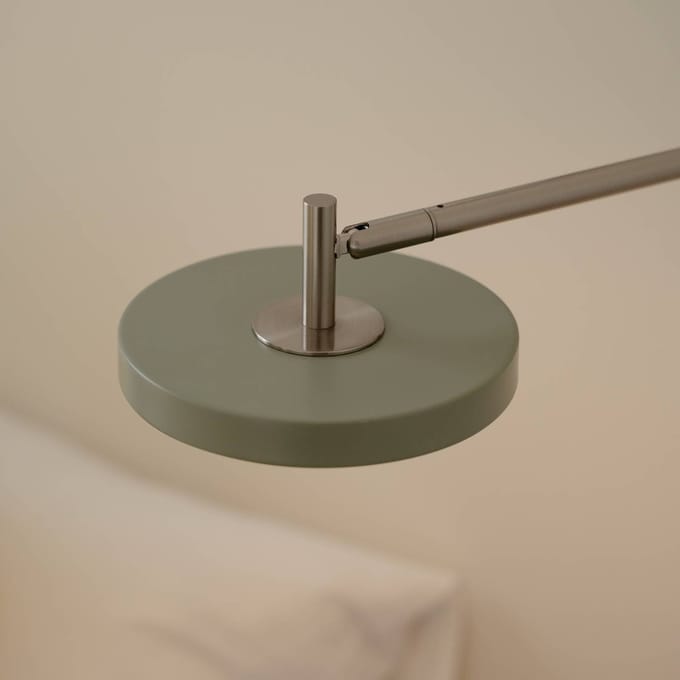 UMAGE LED wandlamp Asteria Long, olijfgroen, staal, vaste aansluiting